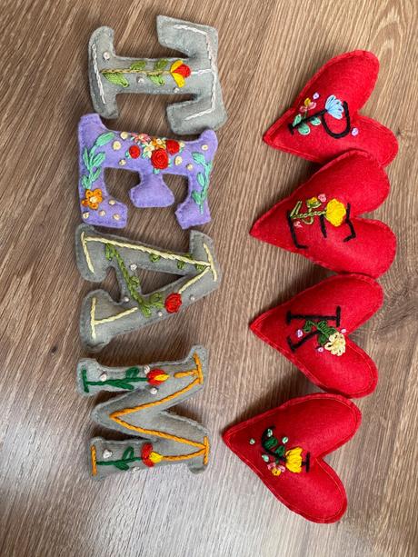 Ručne vyšívana ozdoba na kočík / ruksak, 