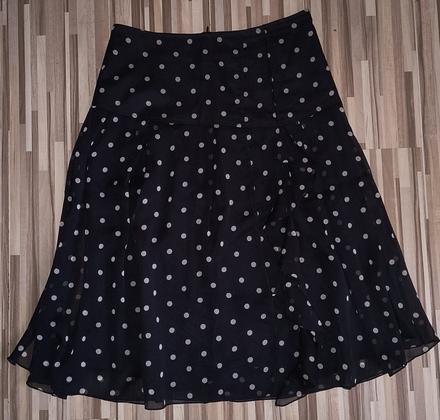 Pekná bodkovaná sukňa, 38
