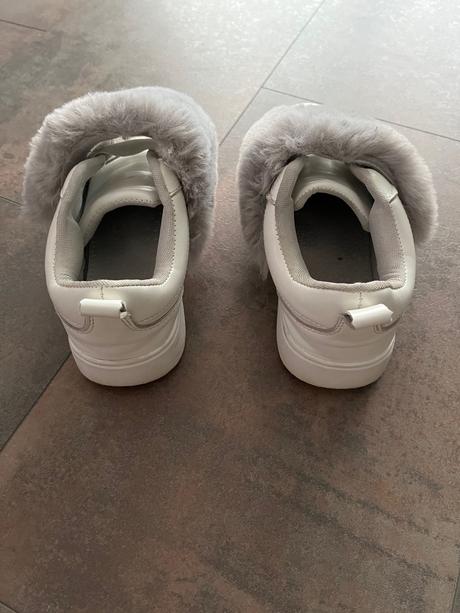 Tenisky s kozusinkou, 33