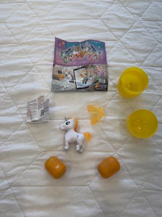 Kinder maxi jednorožec + 2 klasické hračky, 
