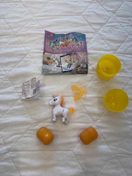 Kinder maxi jednorožec + 2 klasické hračky,