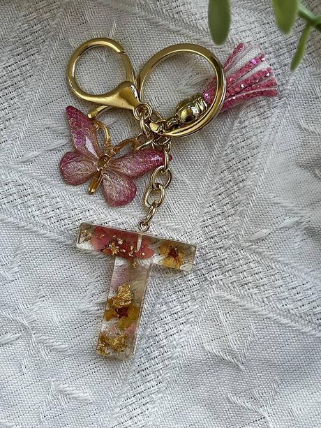 Ručne vyrobené živicové kľúčenky, 