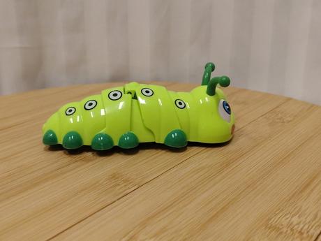 Pohyblivá naťahovacia húsenica na kľúčik, 10 cm, 