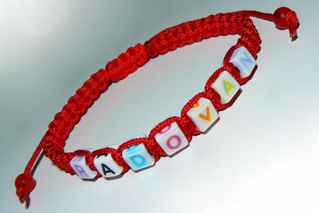 Náramky s  menami  alebo iniciálami, 