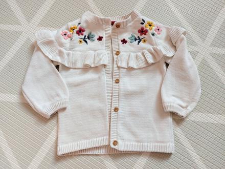 Svetrík s výšivkou, f&f,74