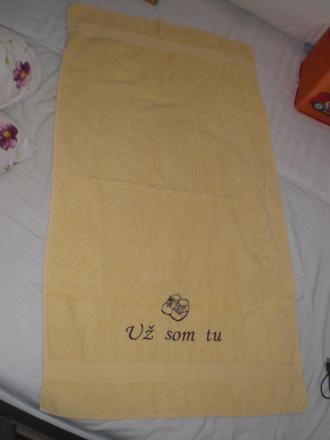 Žltá bavlnená osuška s nápisom už som tu -top stav,