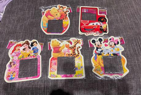 Nalepky okolo vypinaca disney,