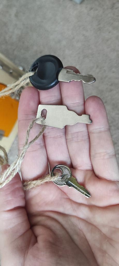 Drevený domček so zámkami,