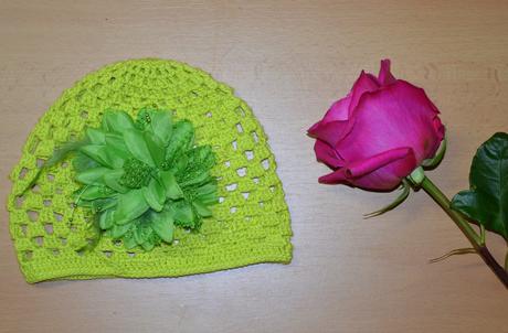 Háčkovaná čiapočka s kvetom, <50 - 158