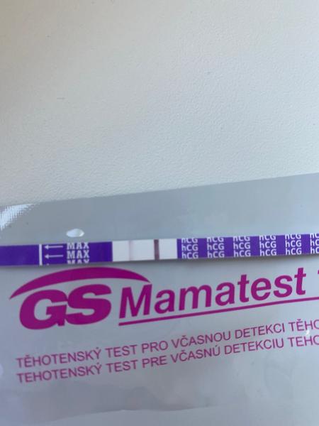 5. deň mi mešká menštruácia a stále mám slabé čiarky na testoch