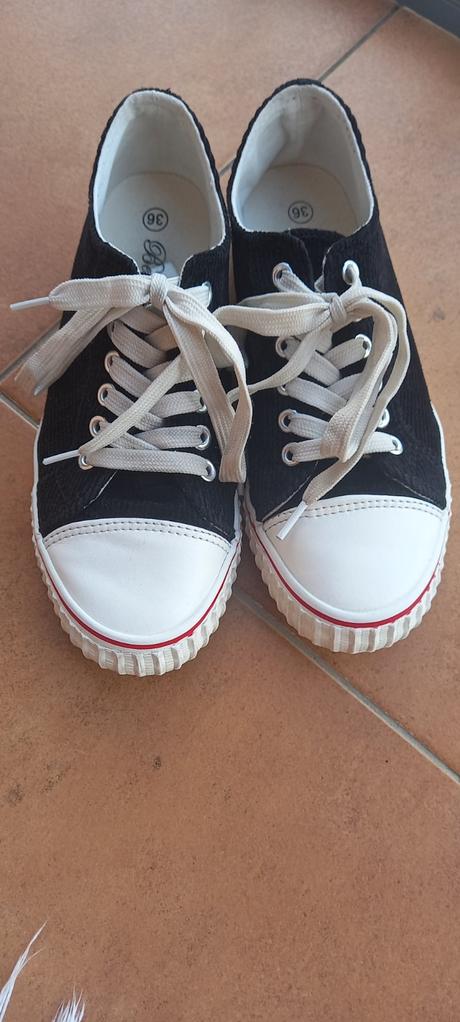 Dievcenske platenky, 36