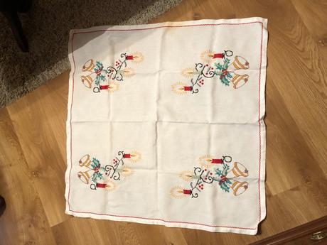 Vyšívané vianočný obrus,