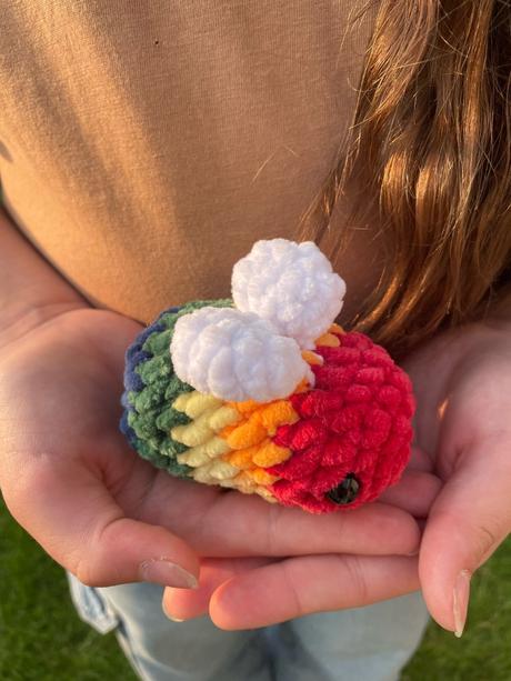 Predám ručne uháčkovanú dúhovú včielku, 