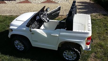 Auto pre dve deti zn.toyota ekektrické,
