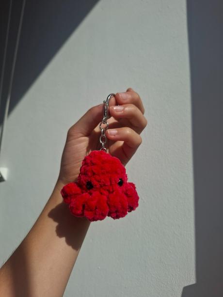 Háčkovaná mini chobotnička- prívesok, 