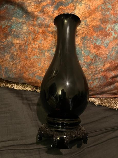 Cierna retro vaza s pozlatenym kvet. motivom, 