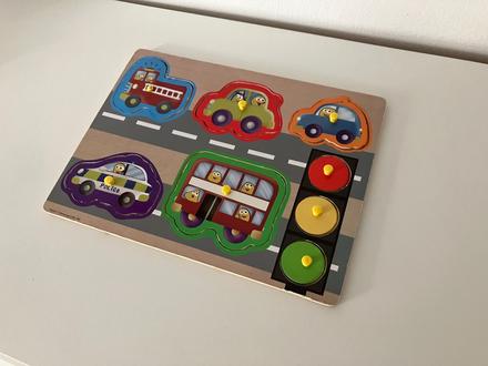 Drevená vkladačka s úchytkami autíčka, 