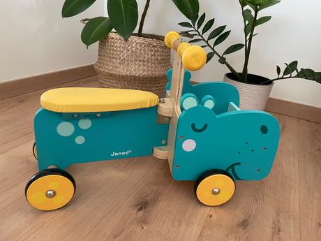 Janod drevený hrošík s košíkom na hračky,