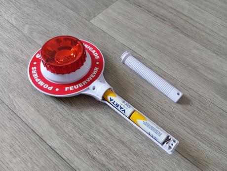 Terčík stop a go cez cestu svieti,