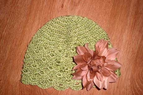 Háčkovaná čiapočka s kvetom, 104