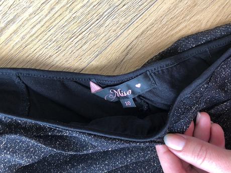 Čierno zlaté šaty na jedno rameno s, s