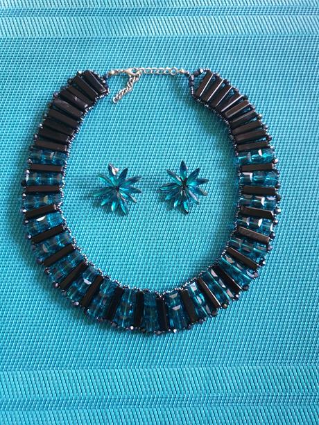 Nahrdelnik s nausnicami, 