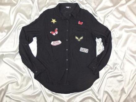 Kvalitná čierna roll-up blúzka, s