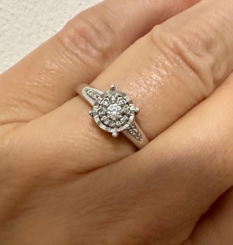 Prsteň z bieleho zlata 14k s diamantmi zn. izlato,