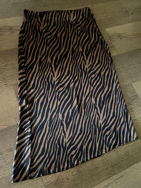 Saténová sukňa, 40