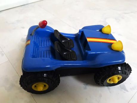 Starý veľký retro jeep / 3 ks,