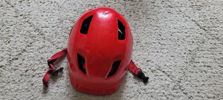 Prilba b-twin decathlon,