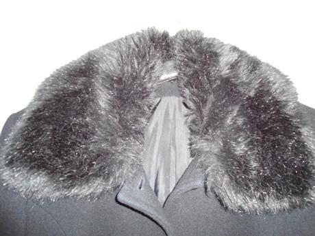 Cierny dlhy kabat s kozusnikou, l