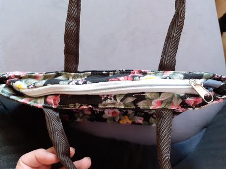 Kvetovaná kabelka do ruky,