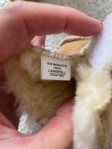 Detské capačky s jahňacou kožušinou 0-6m, <17