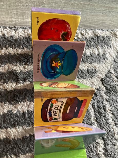 Leporelá pri stole a o psíkovi zo záhradky, 