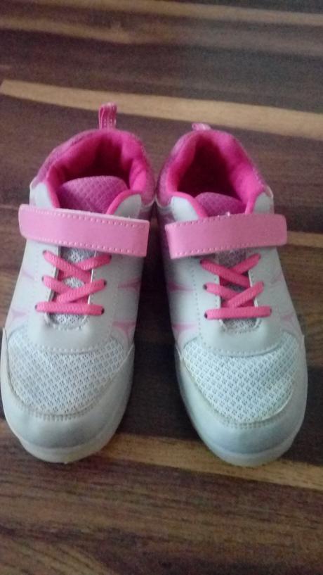 Svietiace tenisky už aj s poštou., 35