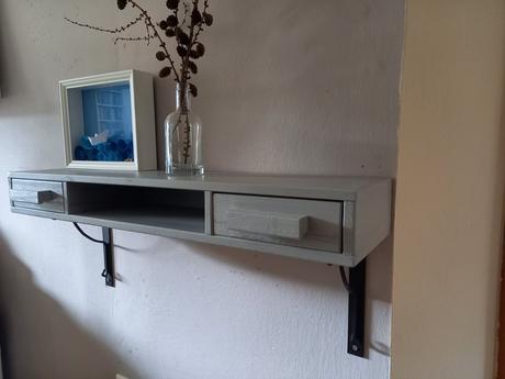 Nástenná polica so zásuvkami,