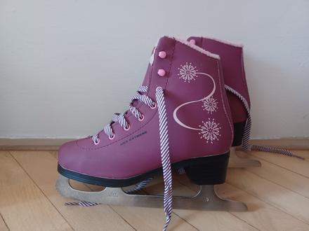 2 x obuté dámske korčule, 37