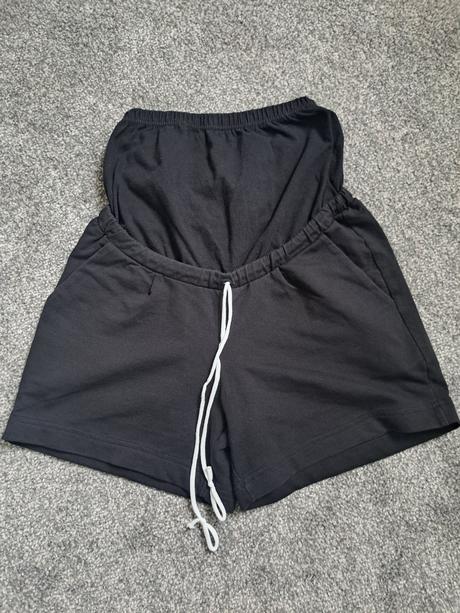 Tehotenské kraťasy, s