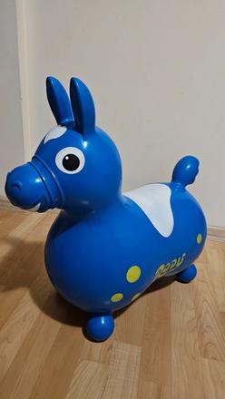 Skakací a hojdací koník rody gymnic,