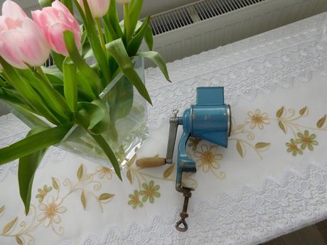 Retro mlynček na orechy-jihokov české budejovice., 