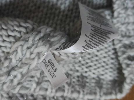 Nákrčník sivo biely so strieborným vzorom, 