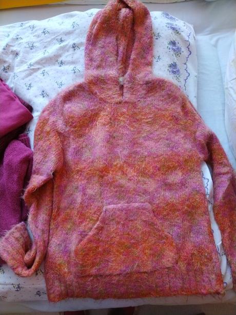 Chlpatý pulóver s kapucnou, 40