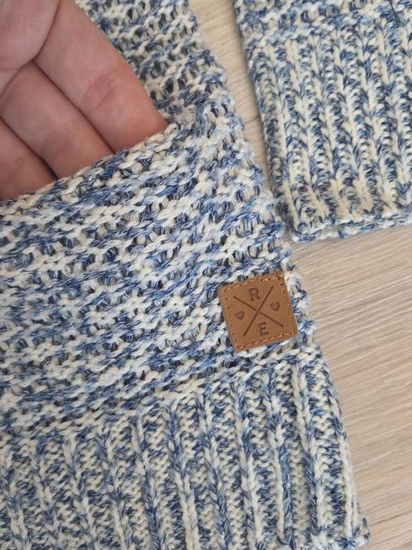 Ľahučký svetrík, reserved,128