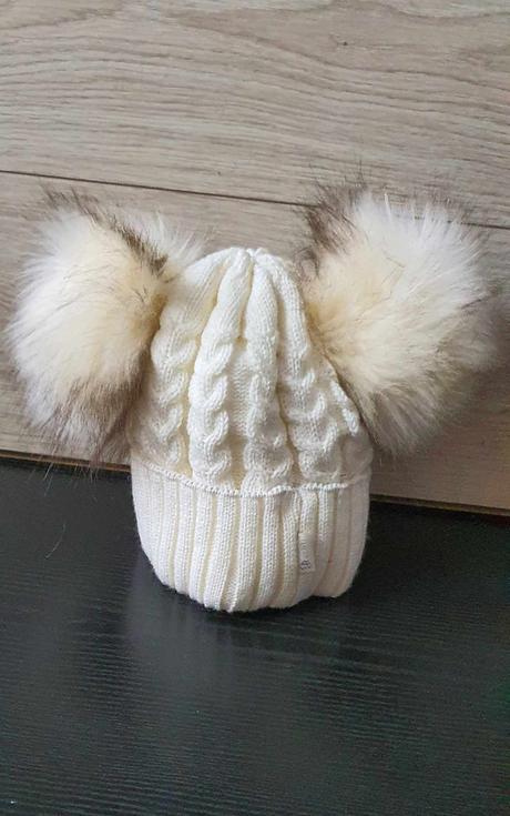 Ciapka s brmbolcami achti, l