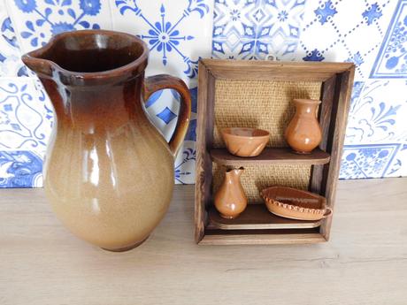 Keramika hnedá aj s minijatúrou, 