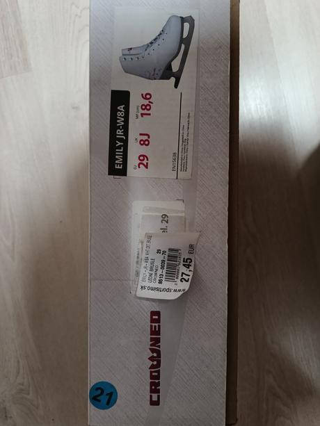 Dievčenské korčule, crowned,29