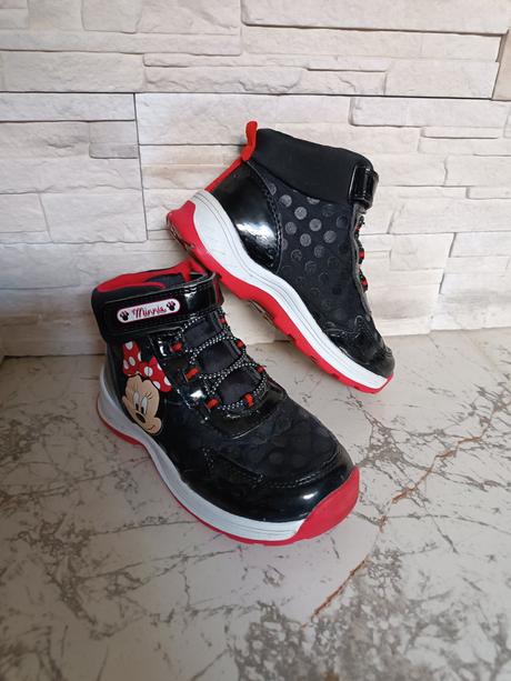 Členkové tenisky, 28