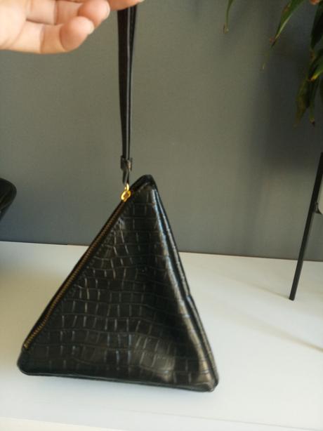 Kabelka v tvare pyramidy,