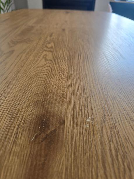 Rozkladací stôl + 5 sivých a 1 ružová stolička, 